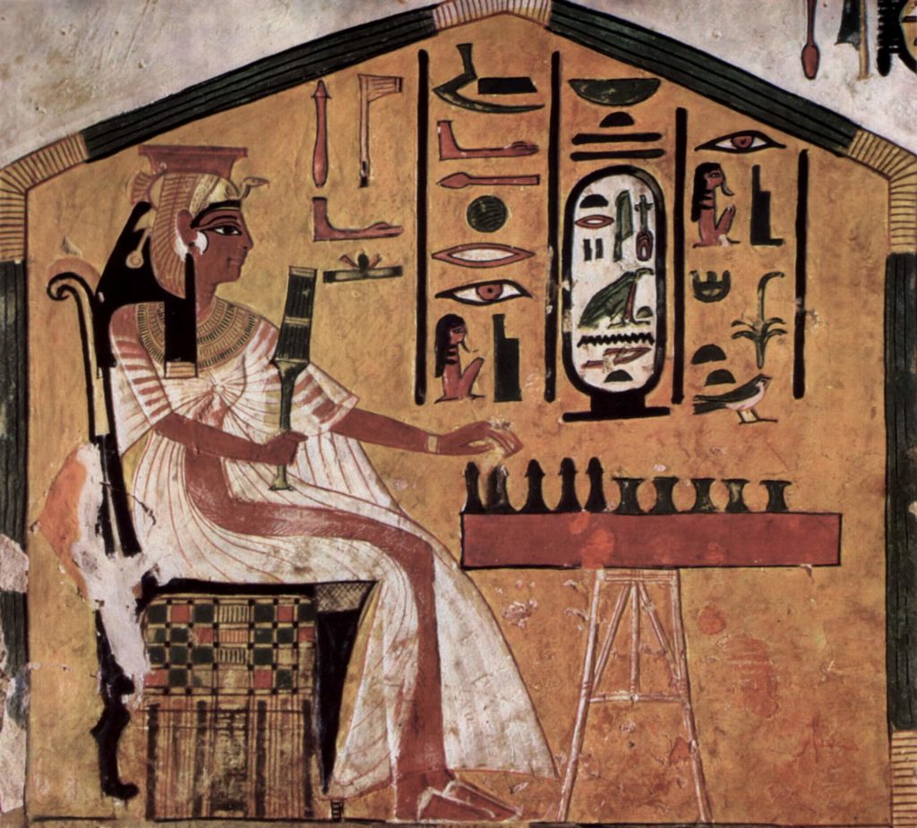 Néfertari jouant au senet. Peinture dans la tombe de la reine (wikipedia)